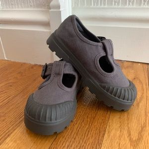 NWOT Never Worn Zara Girls Mary Janes Sz 8 (24) - adorable grey canvas shoes